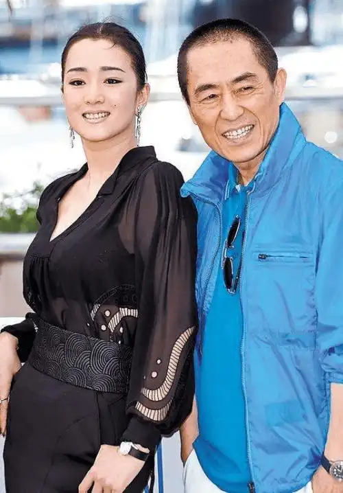 56岁巩俐近照,和法籍老公在巴黎站头排看秀,素颜五官依然不显老_夫妻