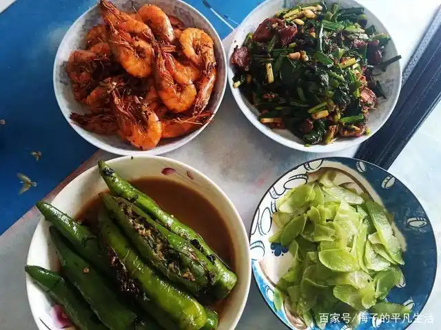 做了四个菜来招待妹妹,她看过后说,满满的都是家乡味,太好吃了