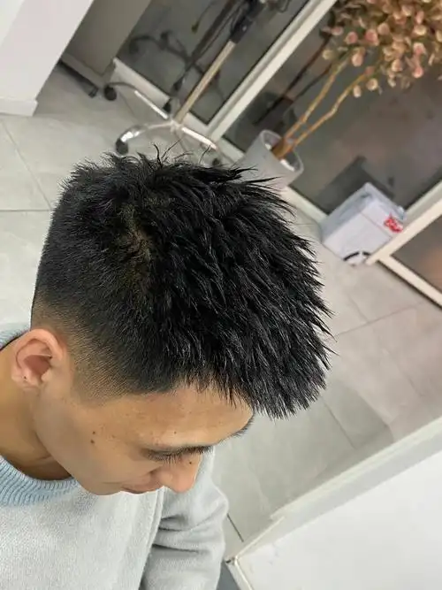 男士前刺发型