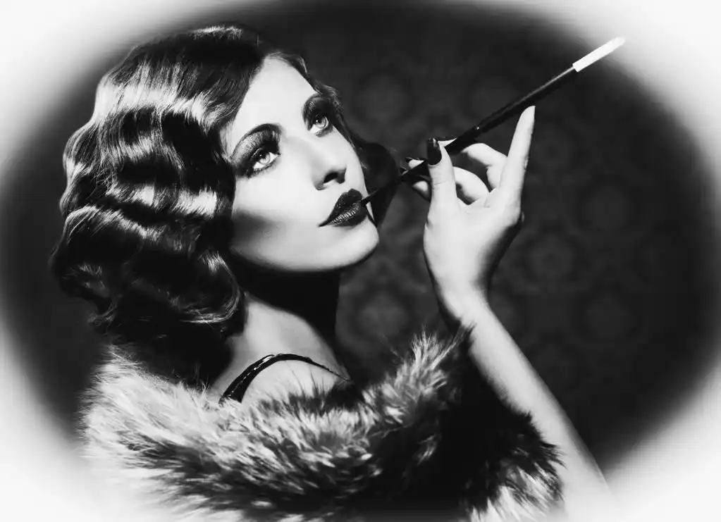 吸烟复古的女人.复古风格的黑白照片