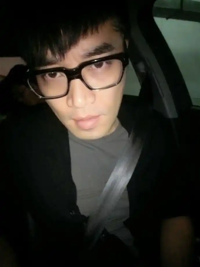 皱眉是我的常态,比较常用的表情,因为不会照相,会的表情不多.