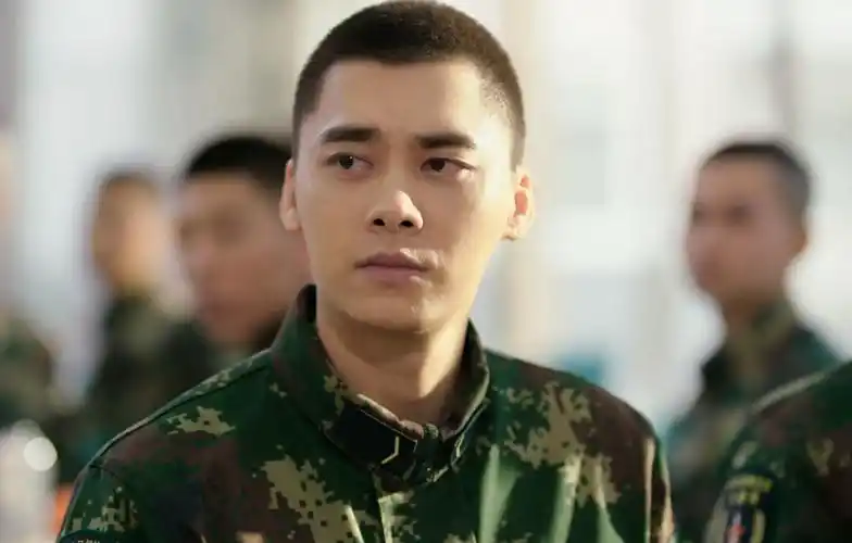 李易峰号手就位寸头帅出