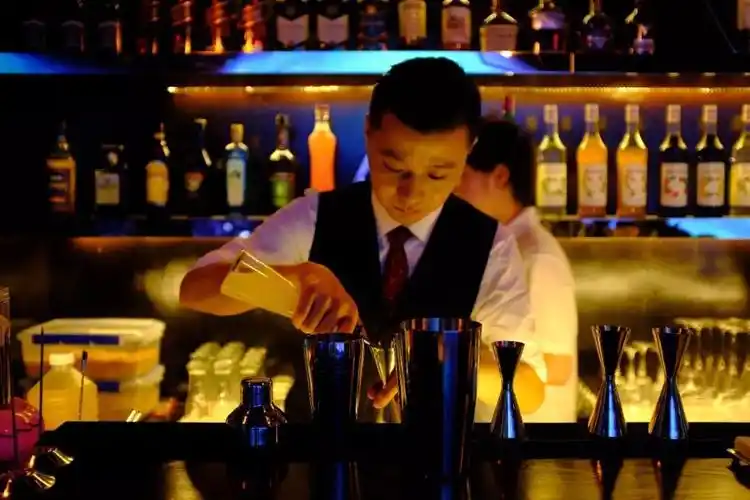 要上瘾这间设计感小酒吧拍照喝酒两不误瞬间穿越到异次元空间