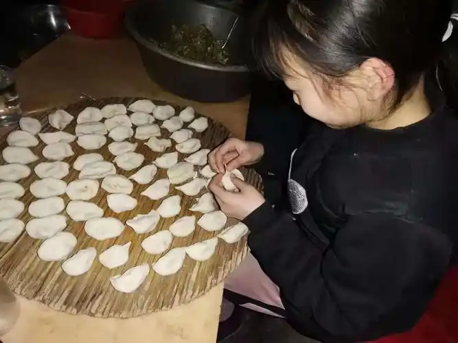 余佳乐同学在春节期间帮父母包饺子.