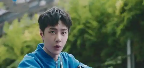 王一博变身外卖小哥,杨洋保安造型帅呆,到底是人帅还是衣服帅_服装