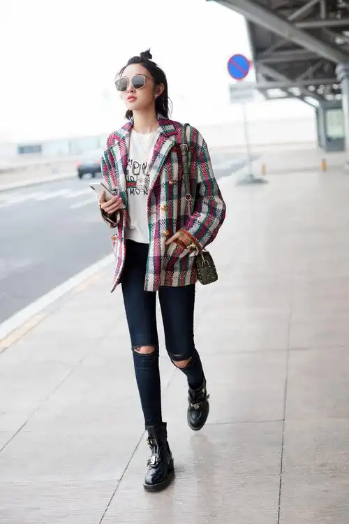 唐艺昕身着格子西装搭配破洞牛仔裤现身机场,招牌式笑容朝气有活力