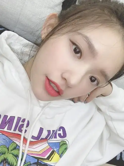 林允扎丸子头分享自拍送wink比耶俏皮可爱