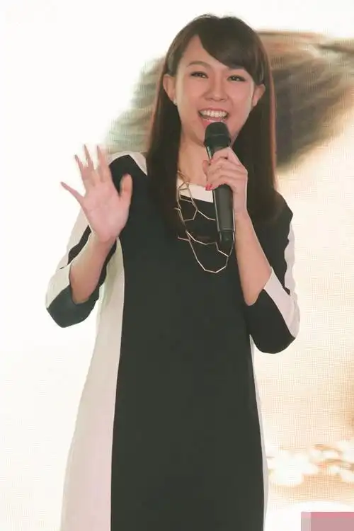 卓依婷携新专辑抵京 首次澄清不实传闻