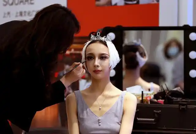 10月13日,上海芭蕾舞团的化妆师现场演示为芭蕾舞演员打造《天鹅湖》