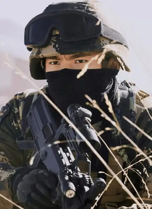 杨洋:恋爱的天花板,摇身变成军旅硬汉,尽显铮铮铁骨的热血_燕破岳