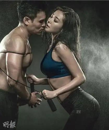 熊黛林与郭可颂手牵手秀婚戒