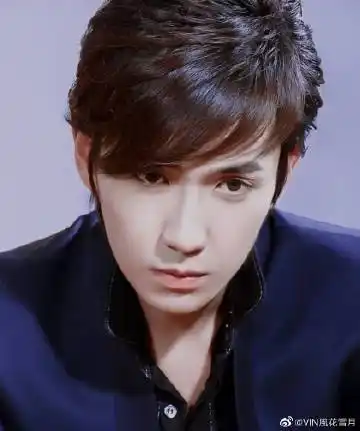 考古朱一龙#     #朱一龙写真# 浓颜系帅哥——朱一龙早年帅酷写骀