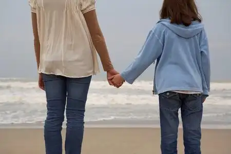 母女牵手家人手牵手,背影,海上地中海度假.城市的父母和孩子的肖像.