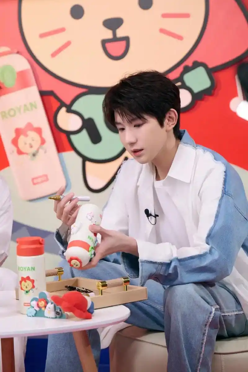 王源 源源每个角度都好可爱好可爱,真的好喜欢啊! - 抖音