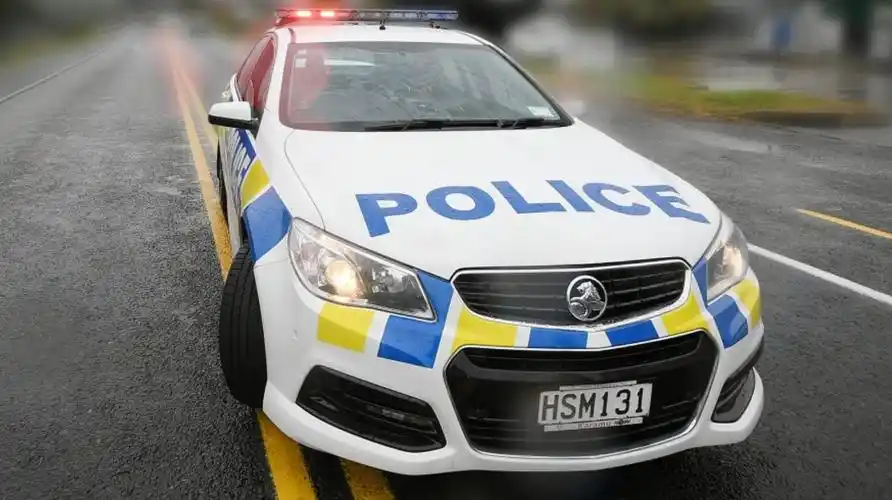 警车出现后,突然来了个180度大转弯,疯狂加速,转头急驶,这周一,新西兰