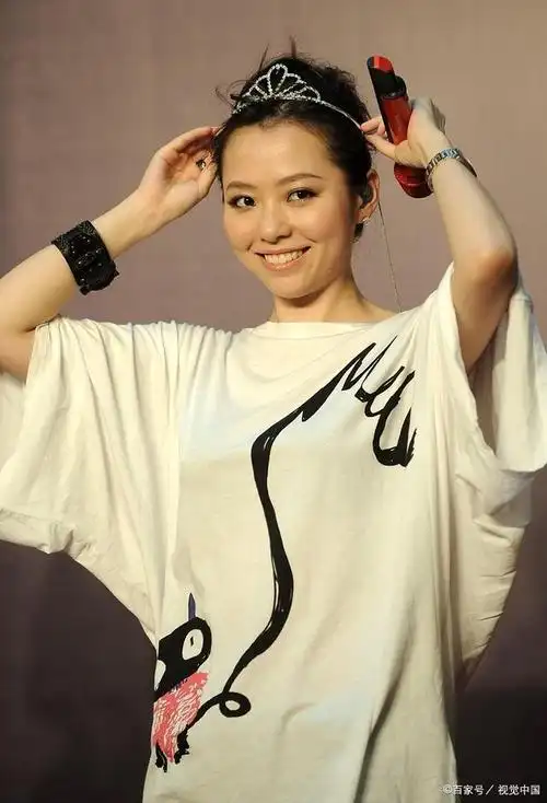 张靓颖,中国著名女歌手,出生于1984年,以其天赋异禀的嗓音和多风格的