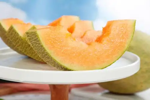 木底上放着一盘切开的哈密瓜