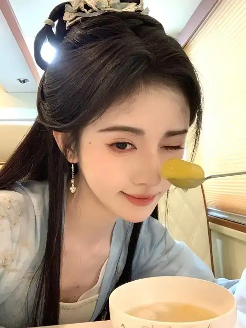 鞠婧祎元宵古装营业照