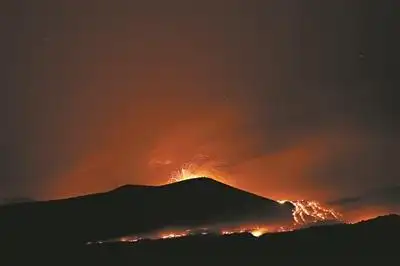 意大利火山喷发熔岩流淌似火河
