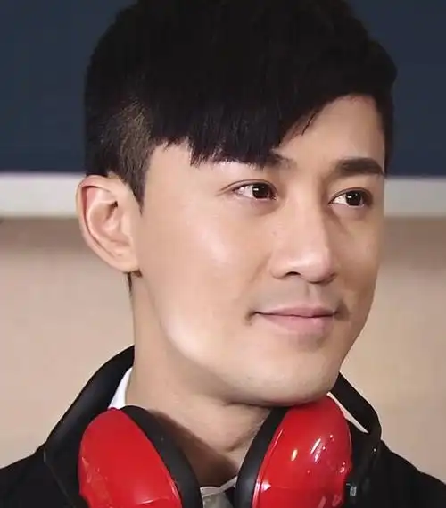 p>林峰,1979年12月8日生于福建厦门,中国香港影视男演员,流行乐歌手.