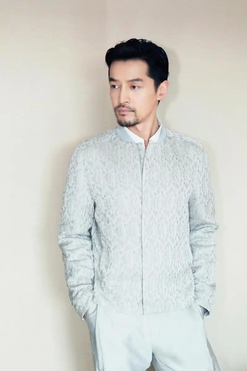 胡歌身穿休闲装胡子造型亮相尽显成熟稳重气质