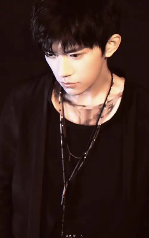 #易烊千玺项链叠搭##易烊千玺电影小小的我#