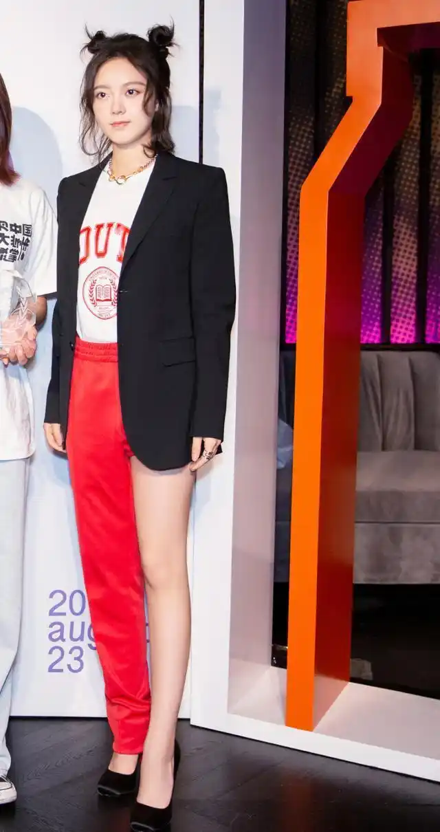 赵今麦的时尚我不懂大金链哪吒头腿上的裤子简直逼死强迫症