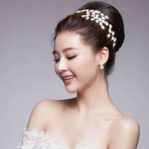 头盘发是很多气质高贵的新娘会喜欢的敬酒发型,搭配简单大方的晚礼服