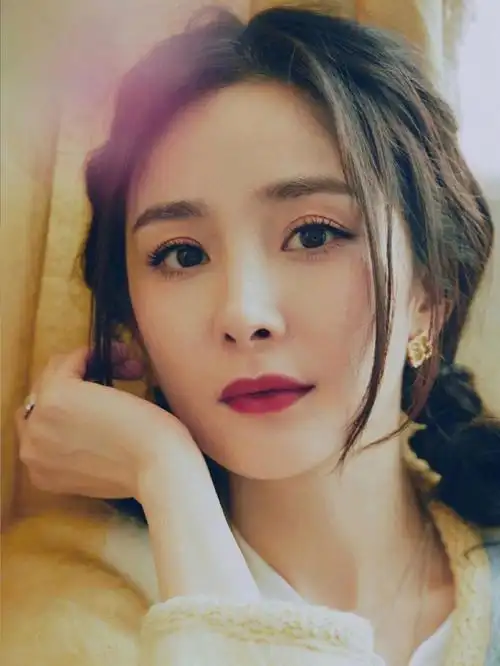 35岁杨幂扮少女毫无违和感,穿毛绒小香风外套,配蓝色牛仔阔腿裤