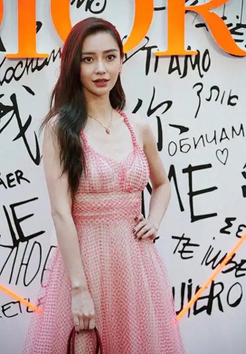 baby迷住了,穿粉色挂脖连衣裙,虽瘦却丰满|杨颖|长裙|穿搭|身材比例