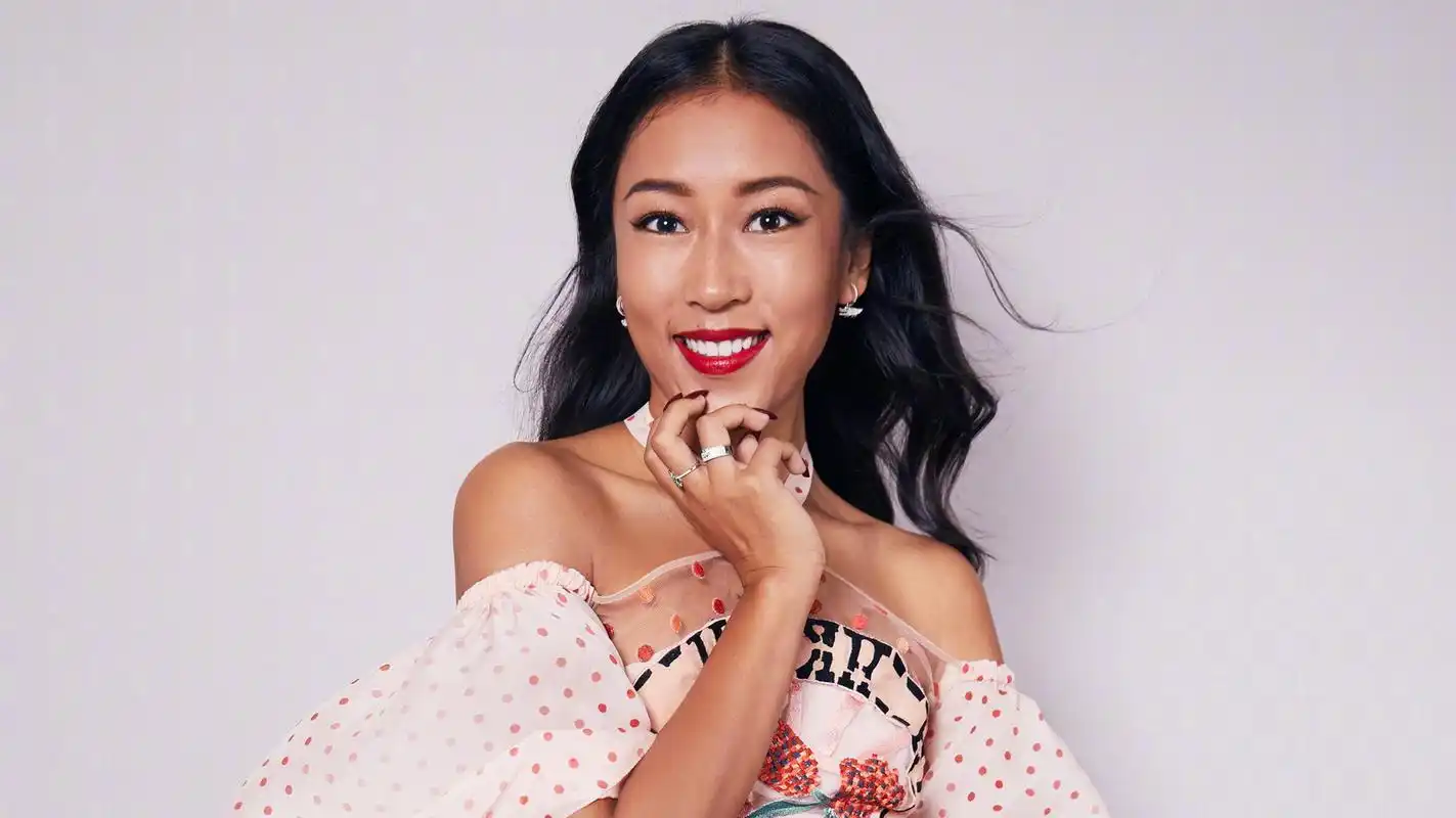 吉克隽逸发布全新写真,身着钻石裙变海洋女神,网友赞叹不已.