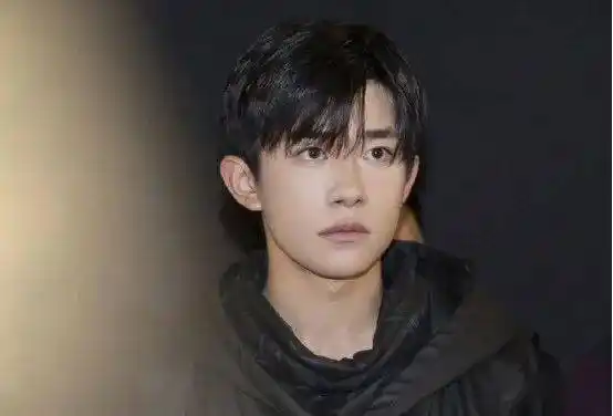 高亚麟询问千玺年龄问题,千玺回答震惊四座,导演表情管理失败!