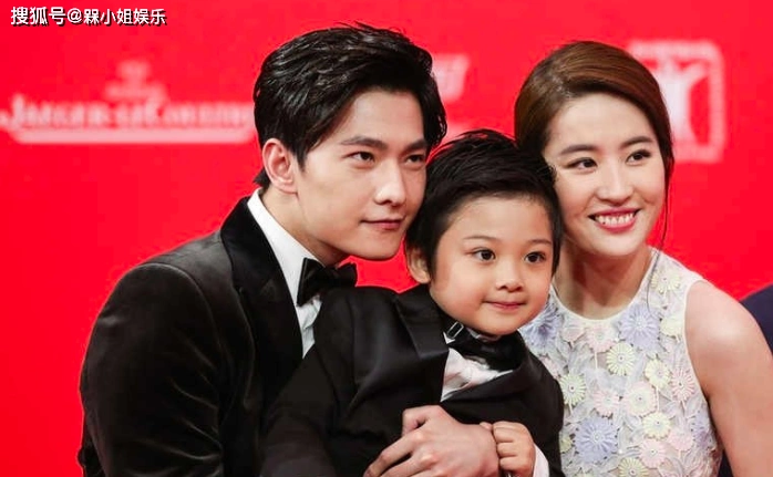 刘亦菲"一家三口"走红毯,穿花瓣露腰裙清新甜美,和杨洋真般配