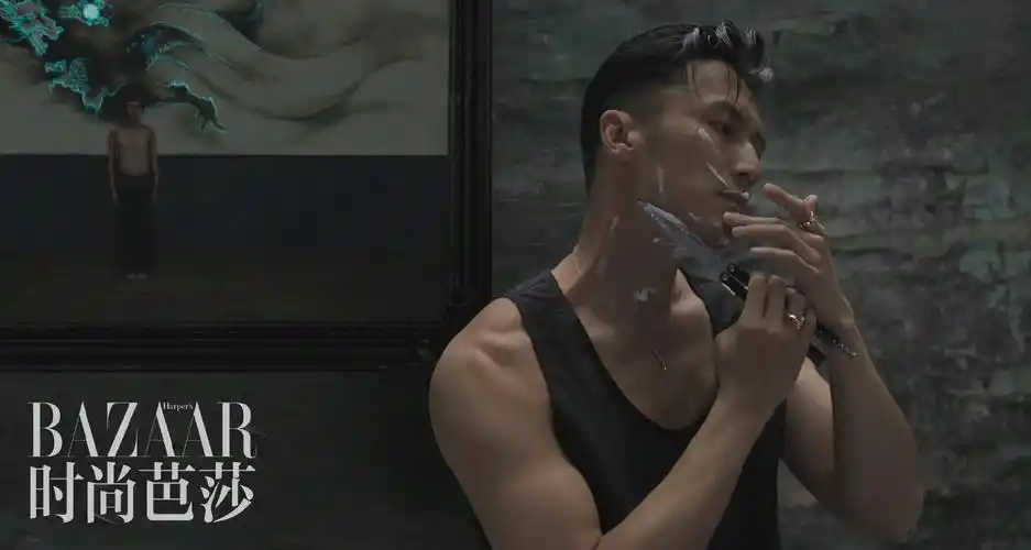 谢霆锋硬汉剃须肌肉线条瞩目 拍火焰大片目光盈盈