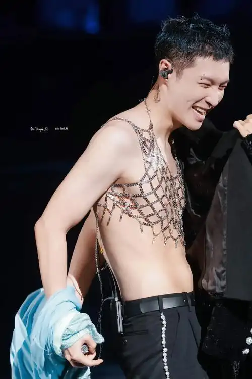 张艺兴超肥腻的后背捏