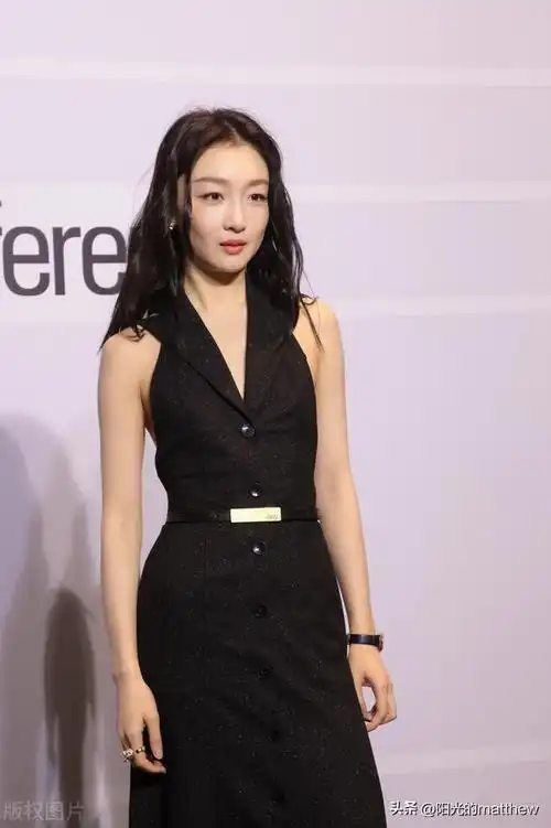 周冬雨出席一袭黑色无袖v领连衣裙高级时尚
