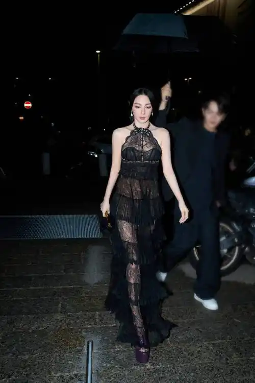 张雨绮穿黑蕾丝透视裙 露出精致锁骨性感美艳_衣着_风格_举止