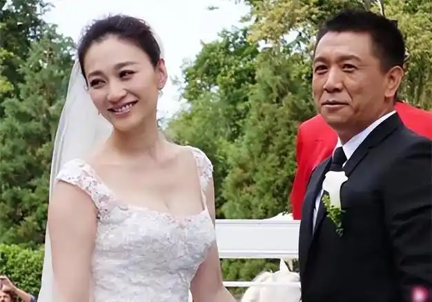 演员李小冉:被富商男友折磨4年,39岁嫁给异性闺蜜,给了她5个亿|鄢颇