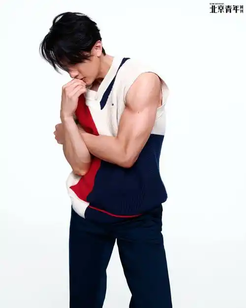 镜头转换,吴尊一身撞色针织马甲造型,肌肉轮廓流畅充满力量感,而休闲