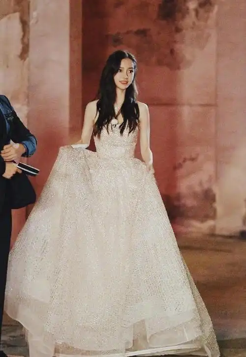 《奔跑吧》黄明昊加盟,蔡徐坤帮baby提裙子,相当绅士