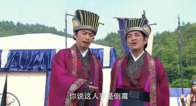 双儿姑娘真调皮,假扮敌人刺杀大臣,费仲尤浑倒地装死