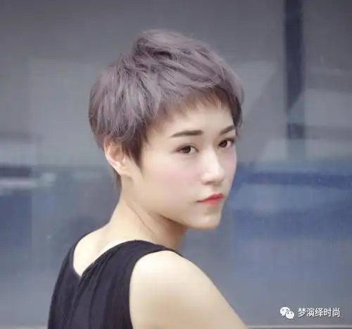 今年流行"半圆刘海"超短发