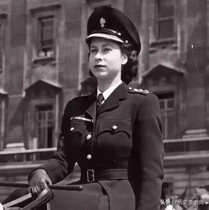 伊丽莎白二世穿军装照片 - 抖音