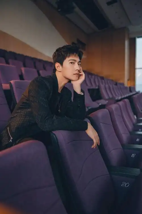 时尚芭莎慈善夜##杨洋简约黑色西装造型