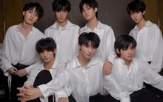 王源与时代少年团同框模仿师弟一起比手势七人或仅一人有王源微信