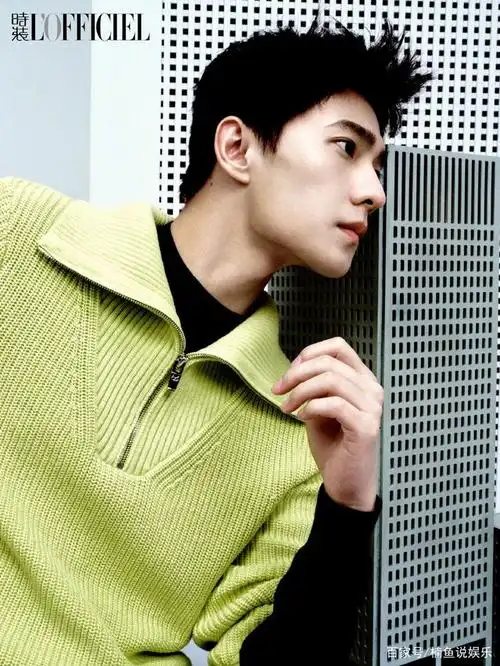 杨洋拍时尚写真太帅气!穿西装上演黑白情绪氛围感,五官线条好绝