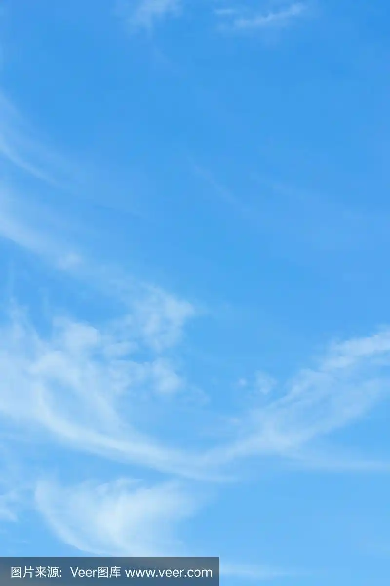 清澈的蓝天和纯白色的云和文字空间