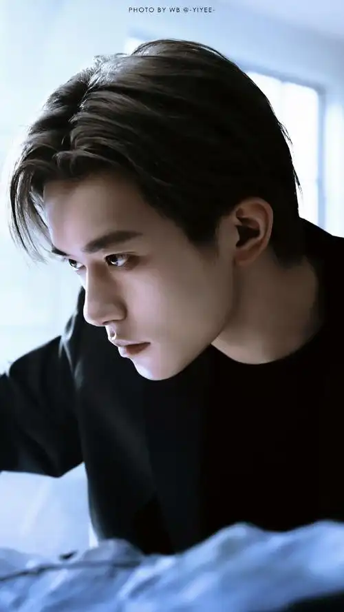 易烊千玺电影狂野时代##易烊千玺闭眼侧颜