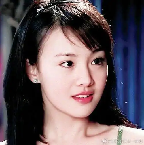 不夸张的说,郑爽应该算是她这个年龄段的艺人里面,最经常上热搜,最