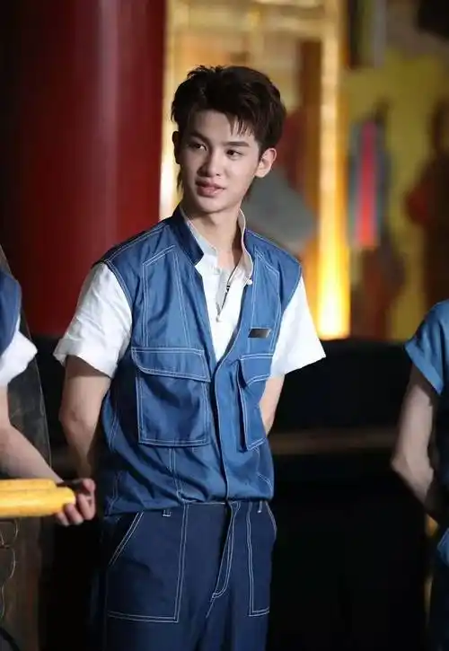 蔡徐坤黄明昊罕见同框!同穿蓝色工体套装谁更帅?_组合_穿着_实力